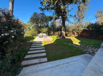 Casa · 190m² · 6 Ambientes · 2 Cocheras · Casa en Venta de 3 Dorm. en Barrio La Carolina.