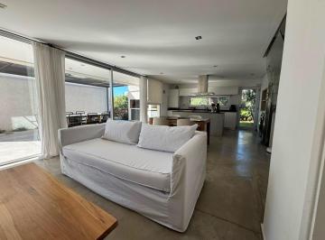 Casa · 190m² · 6 Ambientes · 2 Cocheras · Casa en Venta de 3 Dorm. en Barrio La Carolina.