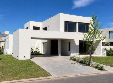 FACHADA · Casa de Diseño en Barrio Vida a Estrenar