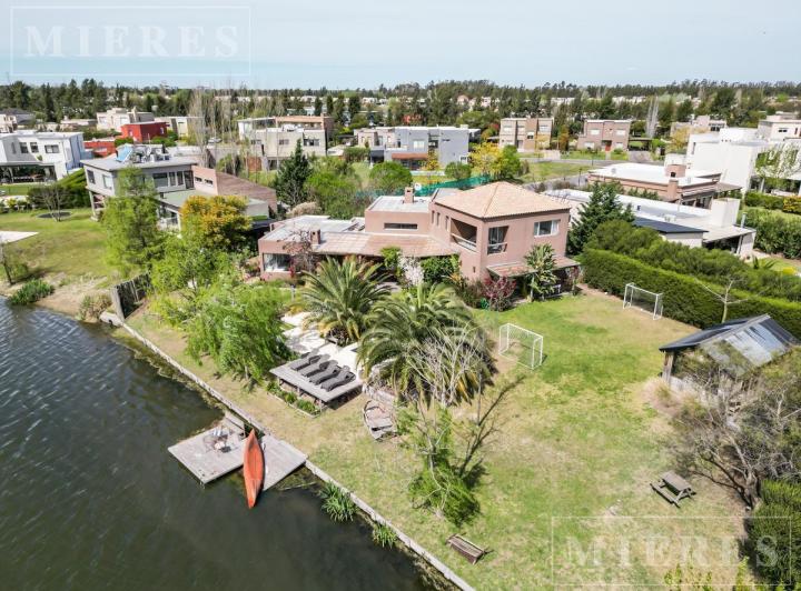 Casa · 255m² · 6 Ambientes · 4 Cocheras
