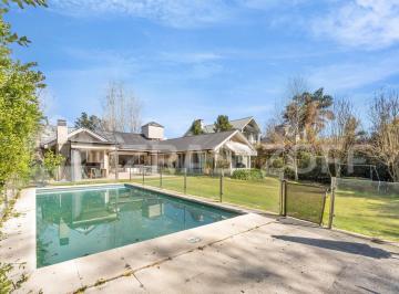 Casa · 200m² · 5 Ambientes · 3 Cocheras · Casa en Alquiler en Los Laureles, Una Sola Planta