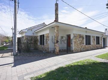 Casa · 113m² · 5 Ambientes · 1 Cochera · Casa en Venta de 2 Dorm., Apta Banco en La Plata