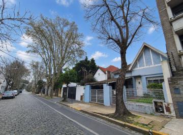 Casa · 143m² · 4 Ambientes · 1 Cochera · Venta Casa con Jardín a Refaccionar, San Fernando