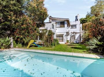 Casa · 255m² · 6 Ambientes · 1 Cochera · Venta: Casa de 6 Ambientes| Multifamiliar en San Isidro| Jardin| Pileta| Quincho| Parrilla. E