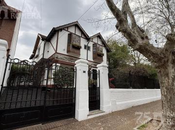Casa · 305m² · 6 Ambientes · Venta Casa 6 Ambientes con Jardín Parrilla y Bodega en Olivos