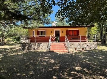 Casa · 82m² · 3 Ambientes · 2 Cocheras · Venta Casa 2 Dorm. en Siquiman con Pielta, Galeria y Gran Parque