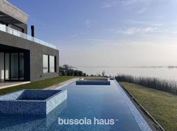 Jardín con pileta · Casa en Venta con 5 Dorm. Al Lago en Puertos del Lago