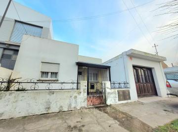 Casa · 75m² · 3 Ambientes · 2 Cocheras · Alquiler 24 Meses. Casa de 3 Ambientes con Amplio Garaje y Patio a m de Av Juan B Justo