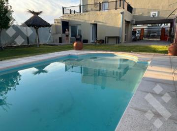 Casa · 360m² · 2 Dormitorios · 2 Cocheras · Departamento - Capital
