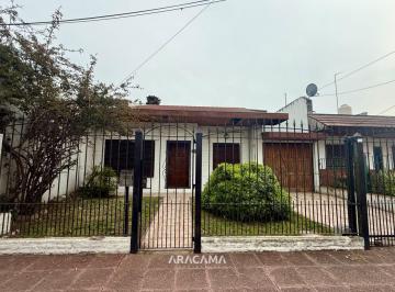 Casa · 120m² · 5 Ambientes · 1 Cochera · Casa en Alquiler con 4 Dorm. en Monte Grande