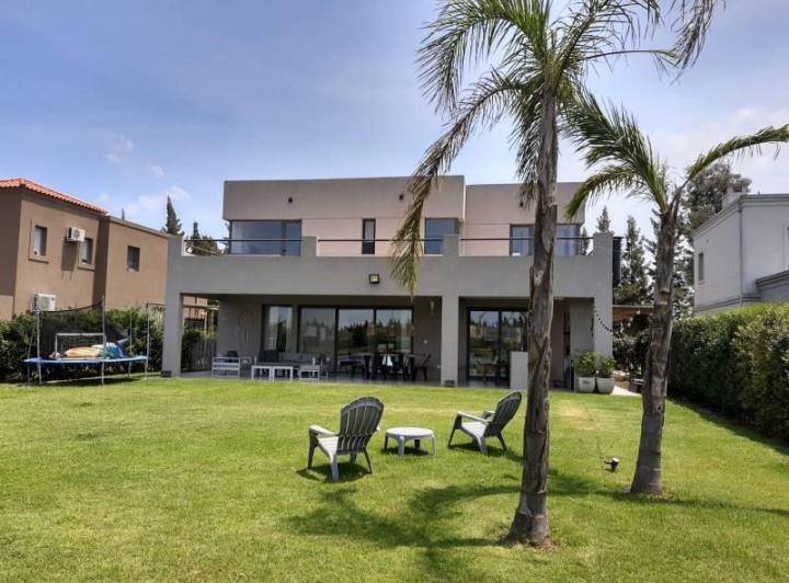 Casa · 264m² · 6 Ambientes · 2 Cocheras