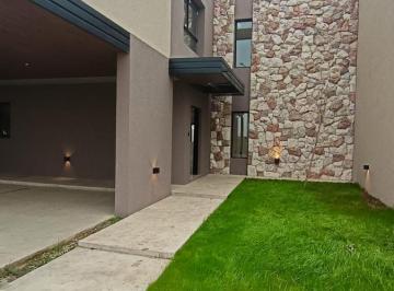 Casa · 240m² · 7 Ambientes · 2 Cocheras · Casa en Nobu, Docta