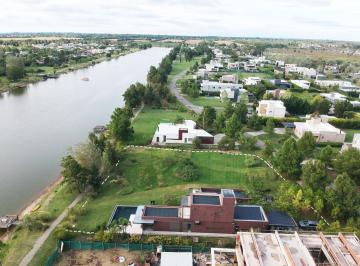 Casa · 300m² · 3 Dormitorios · 4 Cocheras · Casa en Puerto Roldan