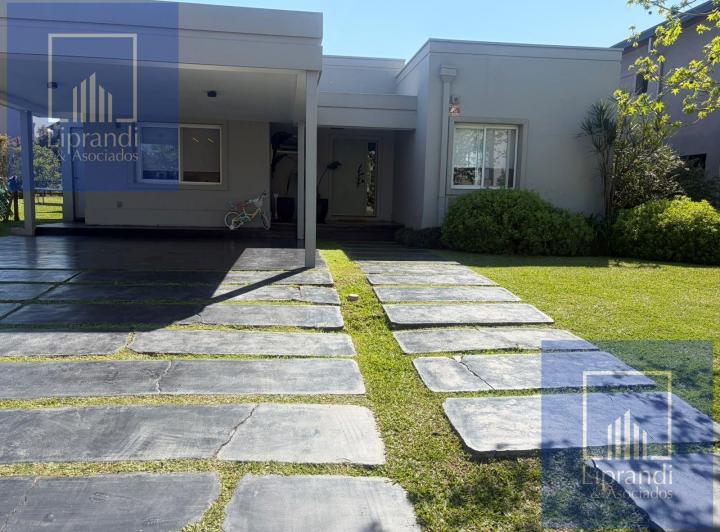 Casa · 250m² · 5 Ambientes · 4 Cocheras