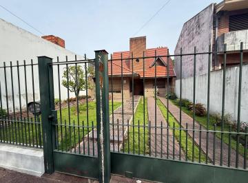 Casa · 212m² · 5 Ambientes · 4 Cocheras · Excelente Casa 4 Dorm. Entrada Para Auto Jardin