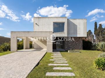 Casa · 205m² · 5 Ambientes · 2 Cocheras · Propiedad de 5 Ambientes en Prados del Oeste