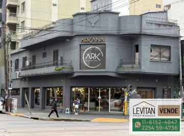 Local comercial · 448m² · 9 Ambientes · 2 Cocheras · Local Comercial en Esquina Sobre Av Yrigoyen a 100 m de Estación Lanús