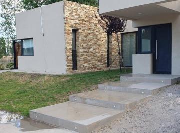 Casa · 210m² · 4 Ambientes · 2 Cocheras · Alquiler - Casa 2 Dorm. - Plottier