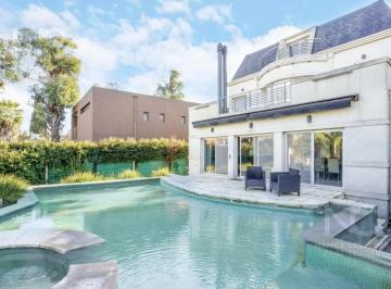 Casa · 720m² · 6 Ambientes · 8 Cocheras · Exclusiva Casa en Venta Barrio Cerrado Dorrego!