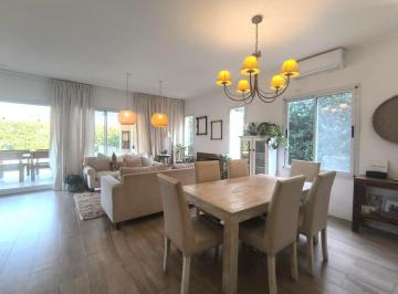 Casa · 138m² · 4 Ambientes · 4 Cocheras · Apto Crédito - Casa en Venta - La Comarca