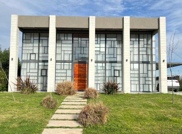 Casa · 220m² · 5 Ambientes · 3 Cocheras