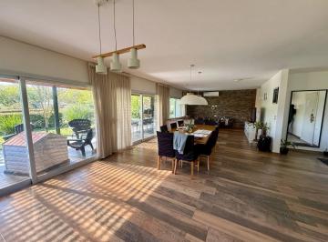 Casa · 560m² · 5 Ambientes · 4 Cocheras · Venta Casa - Quinta 5 Amb. con Pileta y Cabaña en Abasto