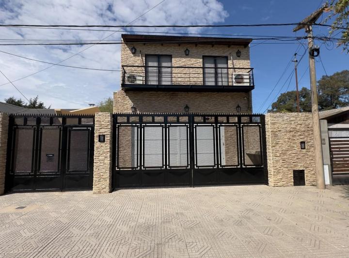 Casa · 200m² · 6 Ambientes · 4 Cocheras