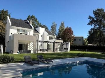 Casa · 207m² · 5 Ambientes · 1 Cochera · Casa en Abril Club de Campo