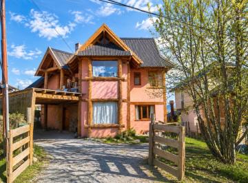 Casa · 135m² · 6 Ambientes · 1 Cochera · Casa en Melipal 3 Dorm., Lote de 610 m²