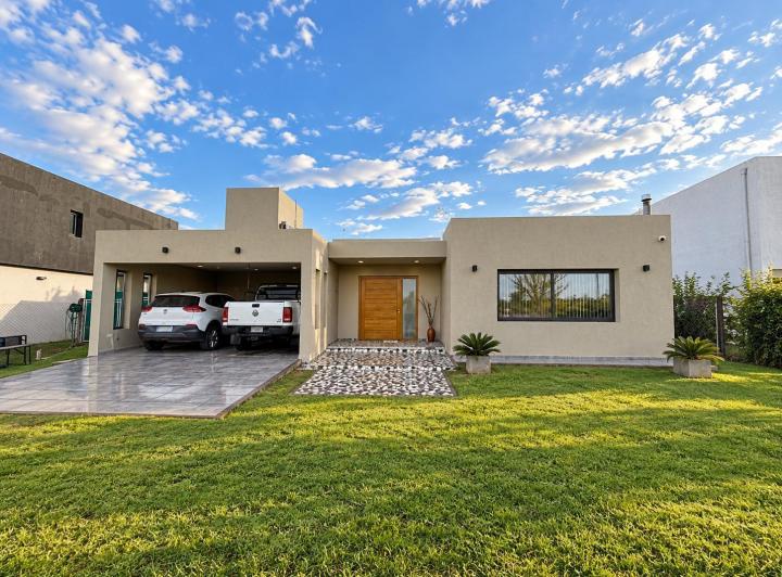 Casa · 240m² · 7 Ambientes · 2 Cocheras