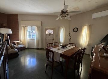 Casa · 146m² · 6 Ambientes · 1 Cochera · Casa en Venta Castelar Norte