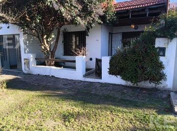 Casa · 80m² · 3 Ambientes · Casa en Venta en Los Hornos/ Dos Dorm./ Cochera y Patio