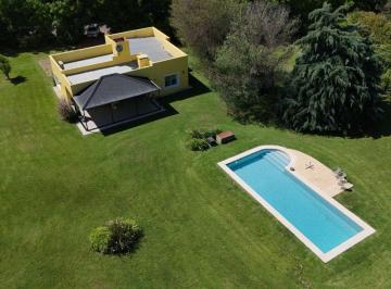 Casa · 92m² · 4 Ambientes · 3 Cocheras · Venta Casa de 145 m² con Parque de 3105 m² y Pileta