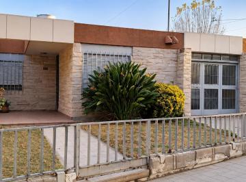 Casa de 8 ambientes, San Francisco del Monte · Casa + Segunda Vivienda | 6 Dorm. | Amplio Jardín | Godoy Cruz