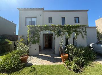 Casa · 220m² · 4 Ambientes · Casa en La Comarca