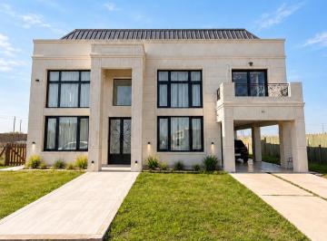 Casa de 6 ambientes Venta USD 500.000 · Casa Estilo Francés en Lagos de Canning | 4 Dorm. | Pileta | 390 m² Cubiertos