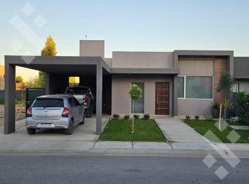 Casa · 136m² · 4 Ambientes · 1 Cochera · En Venta | Casa de 2 Dorm. con Pileta | Finca Costa Serena | Plottier