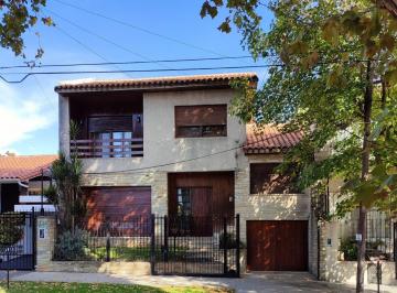 Casa · 222m² · 5 Ambientes · 2 Cocheras · Casa 5 Amb en Villa Ballester, Cochera y Quincho