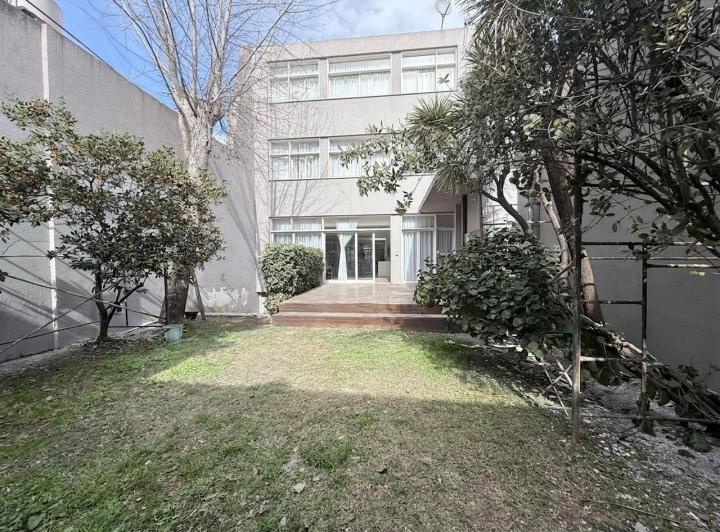 Casa · 551m² · 6 Ambientes · 1 Cochera