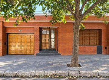 Casa · 231m² · 5 Ambientes · 1 Cochera · Venta Casa Pueyrredon Pileta Quincho Terraza