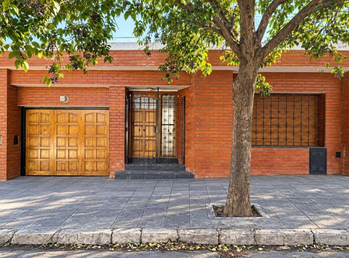 Casa · 231m² · 5 Ambientes · 1 Cochera