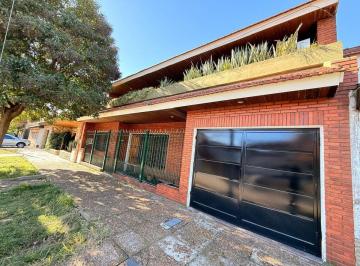 Casa · 190m² · 4 Ambientes · 1 Cochera · Casa en Venta 4 Dorm. en Lomas de Zamora