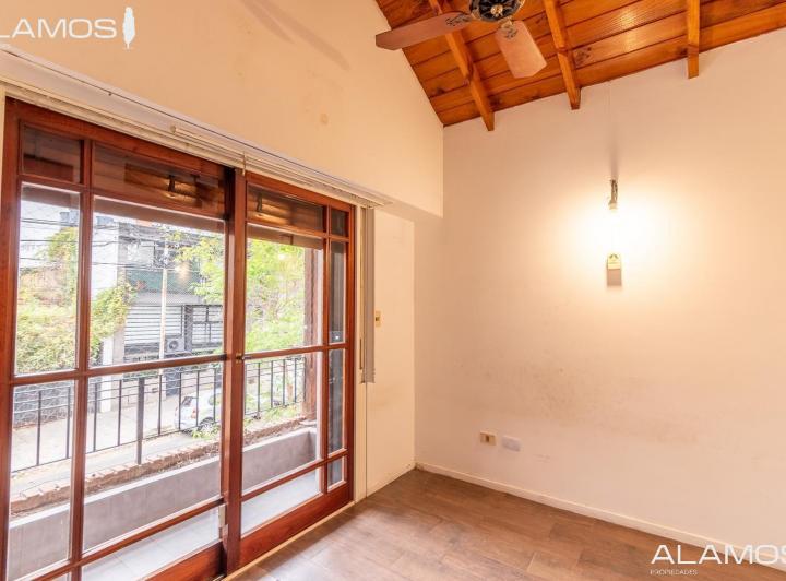 Casa · 243m² · 6 Ambientes · 1 Cochera