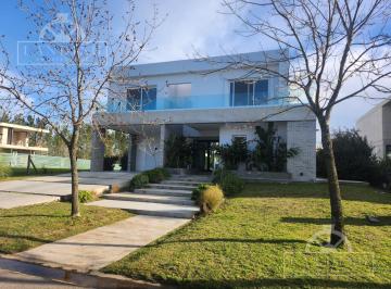 Frente de la casa · Casa en Barrio Náutico Albanueva con 2 Cocheras Cubiertas
