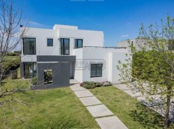 Casa · 226m² · 6 Ambientes · 1 Cochera · Casa en Venta en El Cantón Golf, El Cantón, Escobar