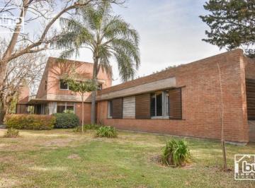 Casa · 187m² · 7 Ambientes · 1 Cochera · Casa en Alquiler Temporario en Funes - 3 Dorm.