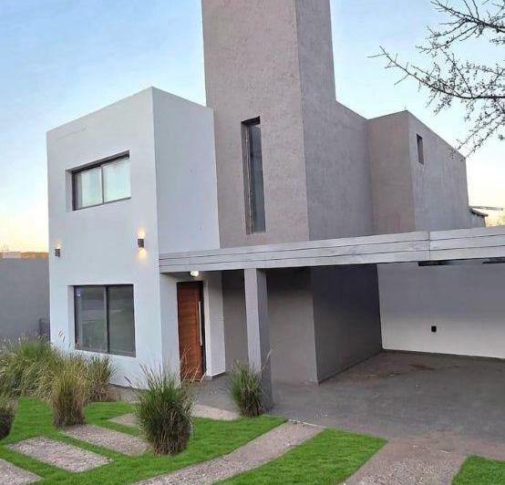 Casa · 140m² · 6 Ambientes · 2 Cocheras