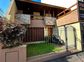 Casa · 250m² · 5 Ambientes · 1 Cochera · Espectacular Casa en Alquiler 5 Ambientes con Pileta! Ramos Mejia Sur