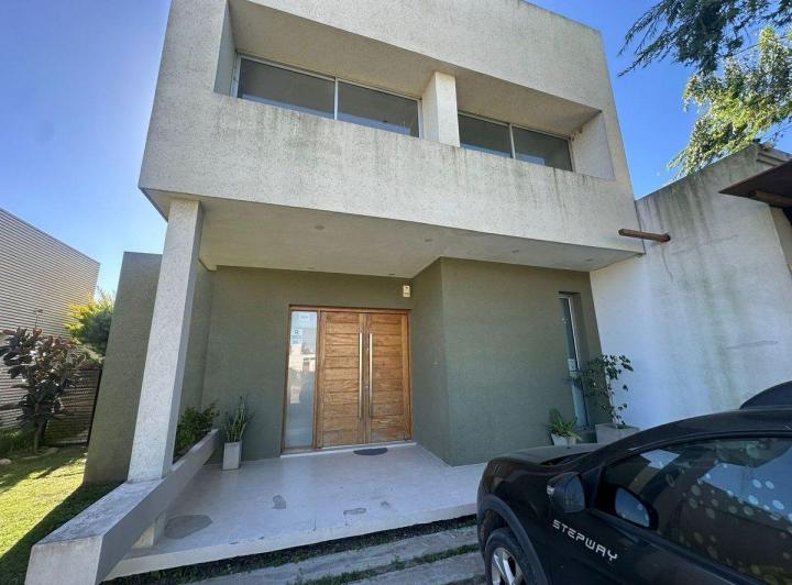 Casa · 227m² · 5 Ambientes · 2 Cocheras