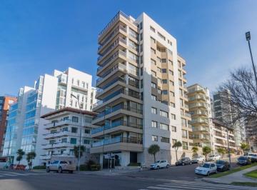 Frente Edificio · Departamento en Alquiler Temporario, 3 Ambientes con 2 Cocheras, Vista Al Mar y a Playa Grande